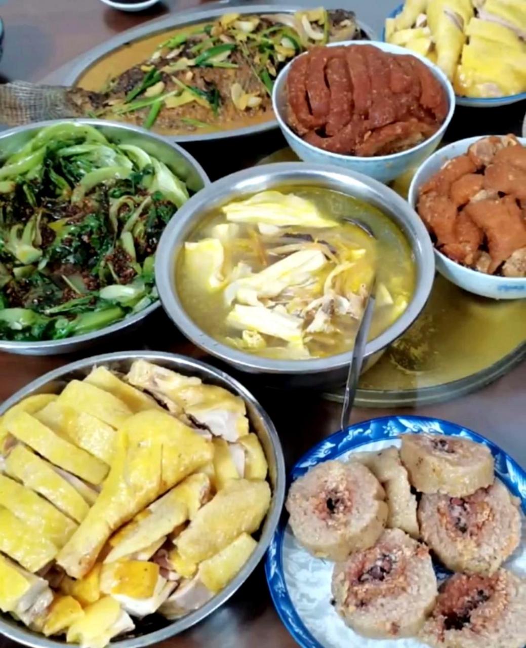 今天我为孩子的爷爷奶奶和姑姑准备了一桌美食,感觉还不错!