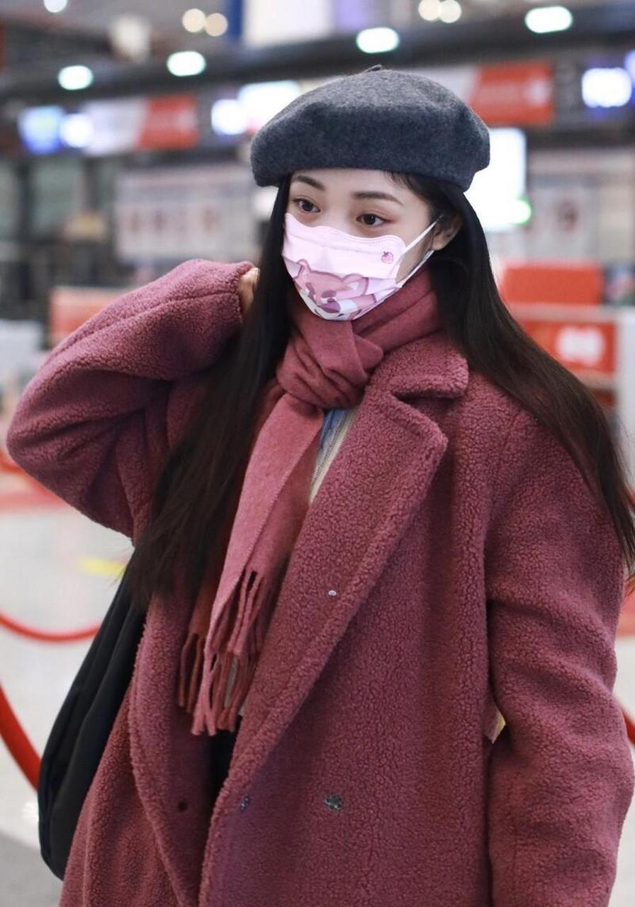 周洁琼机场街拍,泰迪大衣 围巾 贝雷帽 拖鞋 单肩包时尚大气[比心]