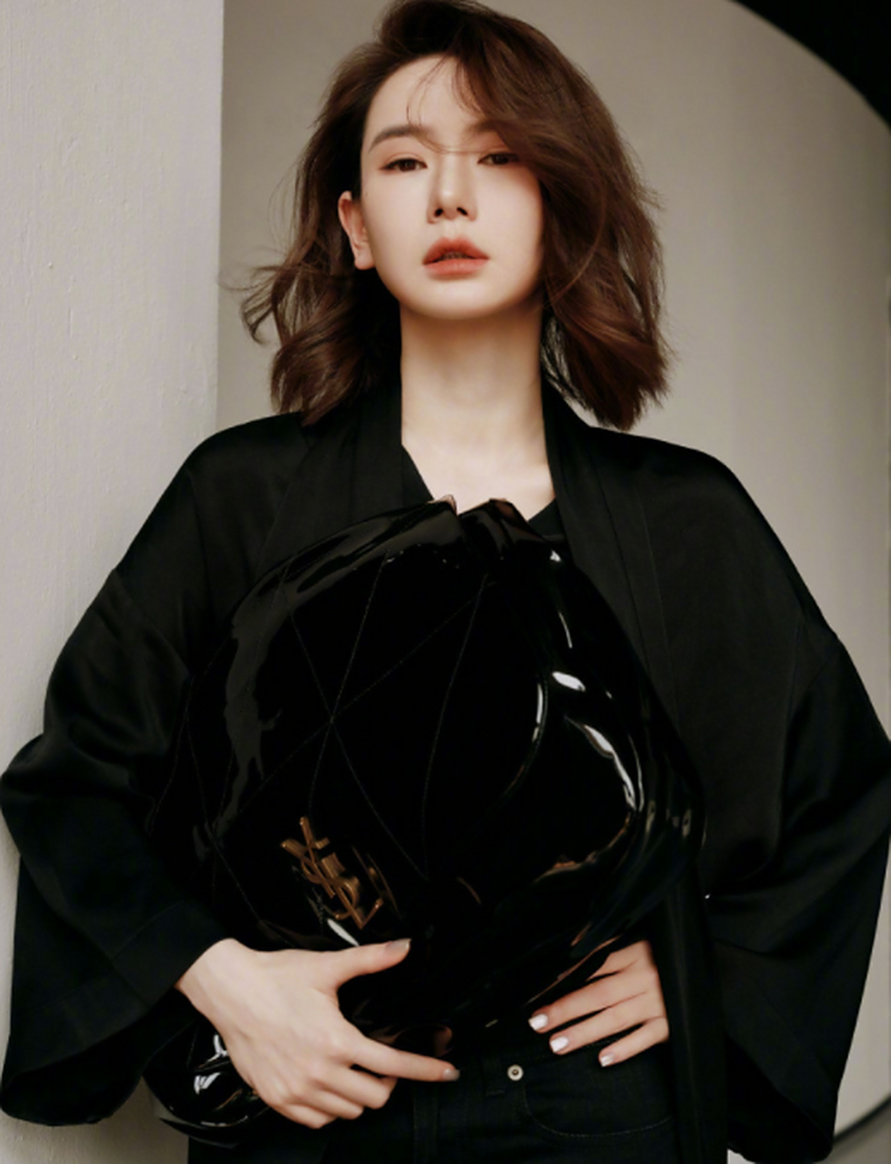 戚薇的眉毛修剪得非常整齐,使得她的眼睛更加明亮有神.