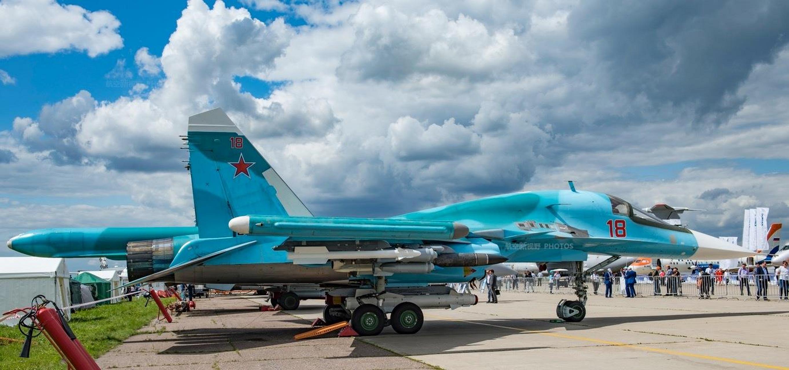 大约30年前,俄罗斯军工在航展上公开的苏-32海蛇战斗机,后来很长时间