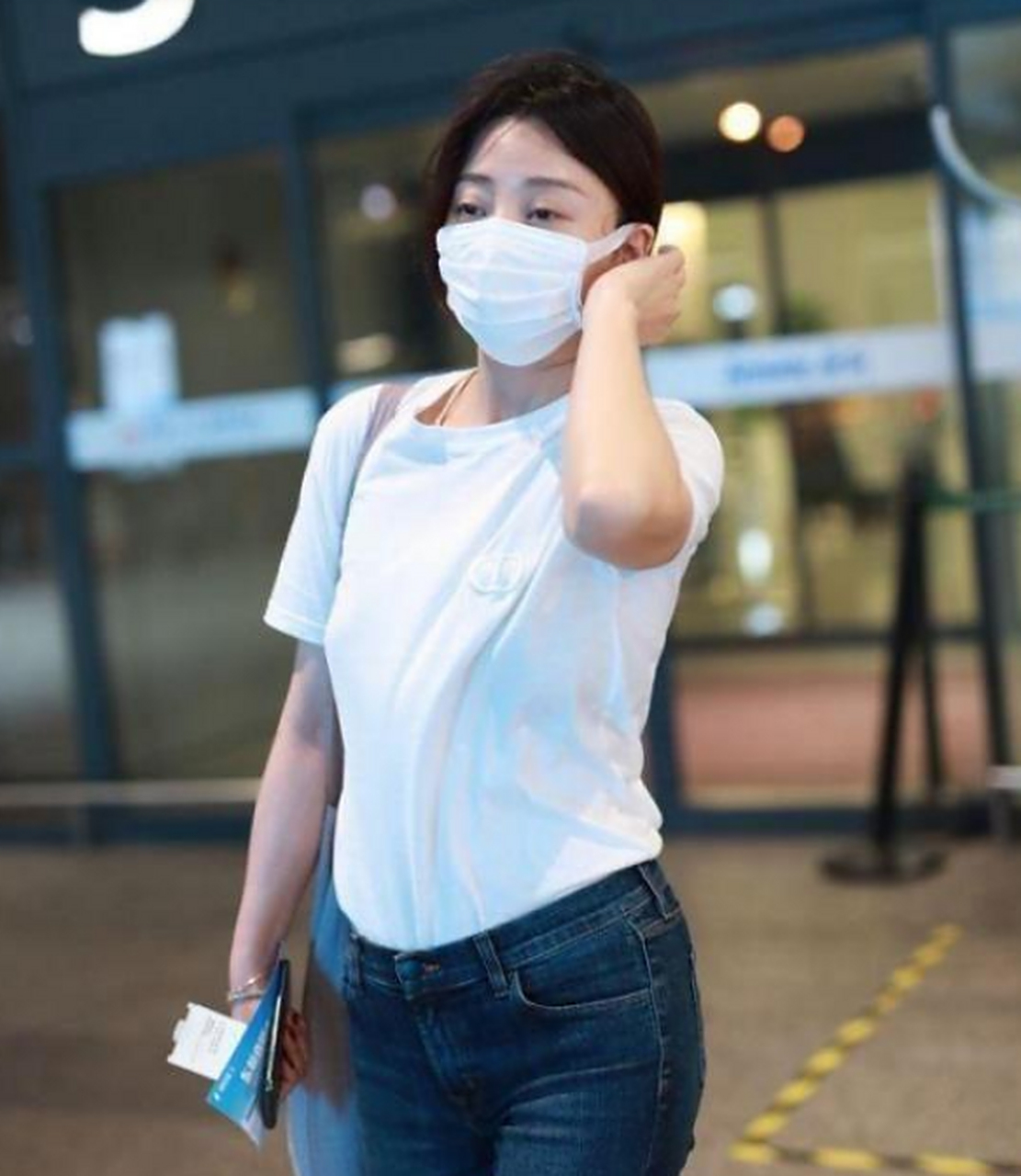 殷桃穿白t恤配牛仔裤,简约高级,这样苗条的身材比例更是惹人羡慕