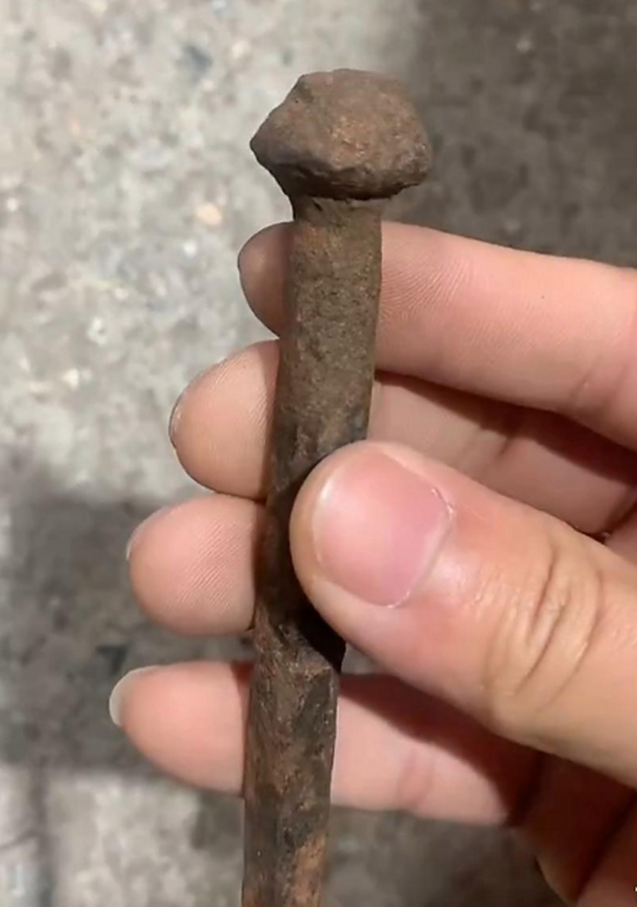 这么长这么粗的钉子,你们知道是干嘛是的嘛?