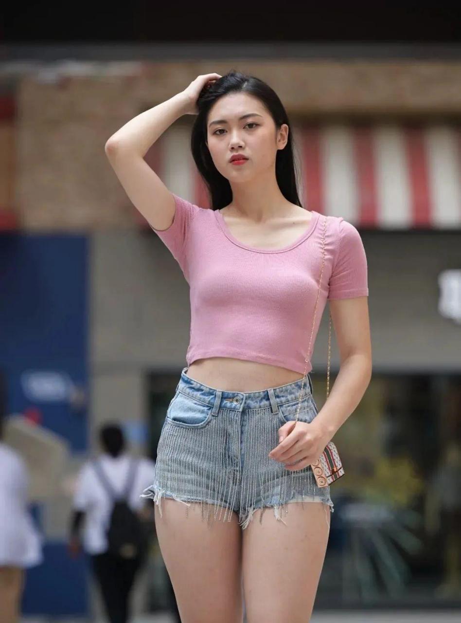 穿热裤的时尚女生