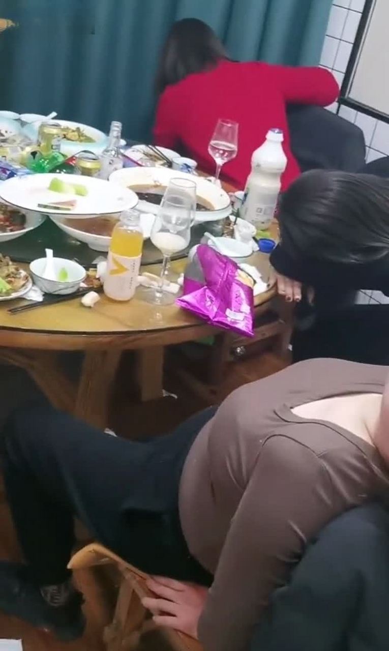 和女同事出去吃饭,她们都喝醉了,怎么办?[抠鼻]