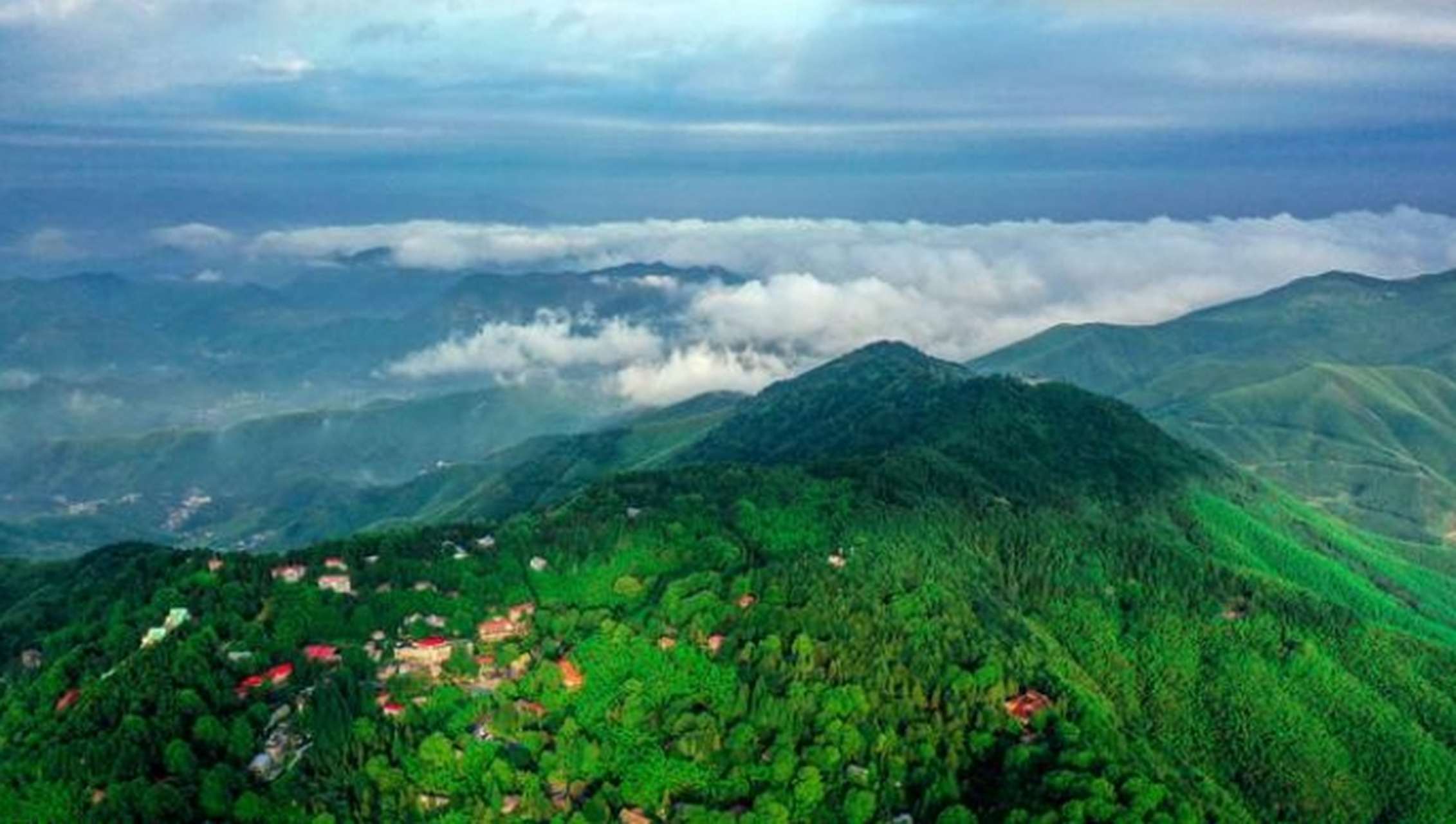 湖州莫干山风景区位于浙江德清,以秀美的自然景观而闻名,被称为江南