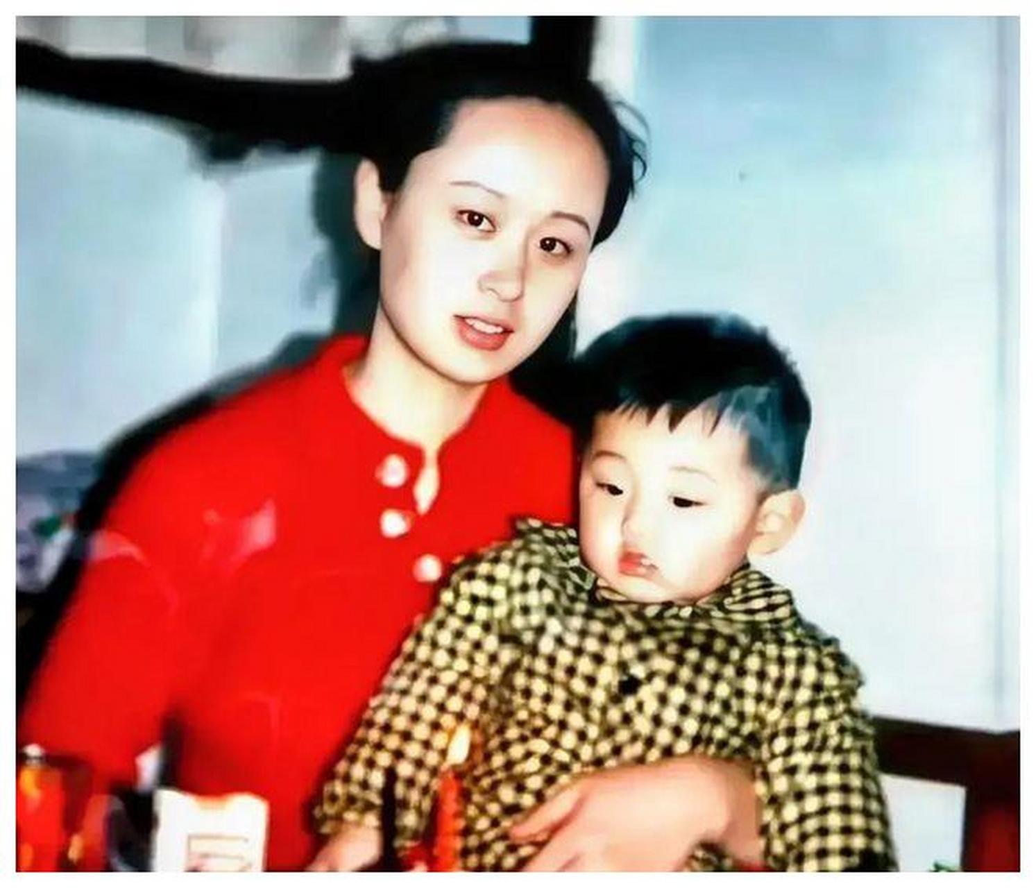 1989年的青岛,徐锡英抱着自己的儿子张继科,拍下了一张珍贵的照片.