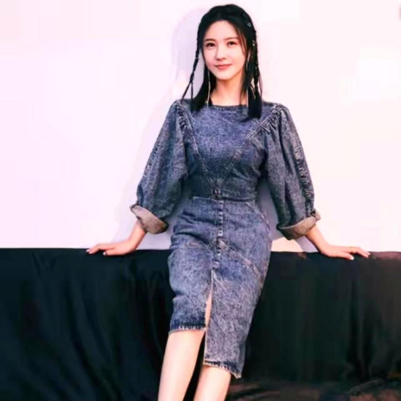 杨子珊穿着连体牛仔服,展现出完美的身材曲线和自信的气质,让人眼前一