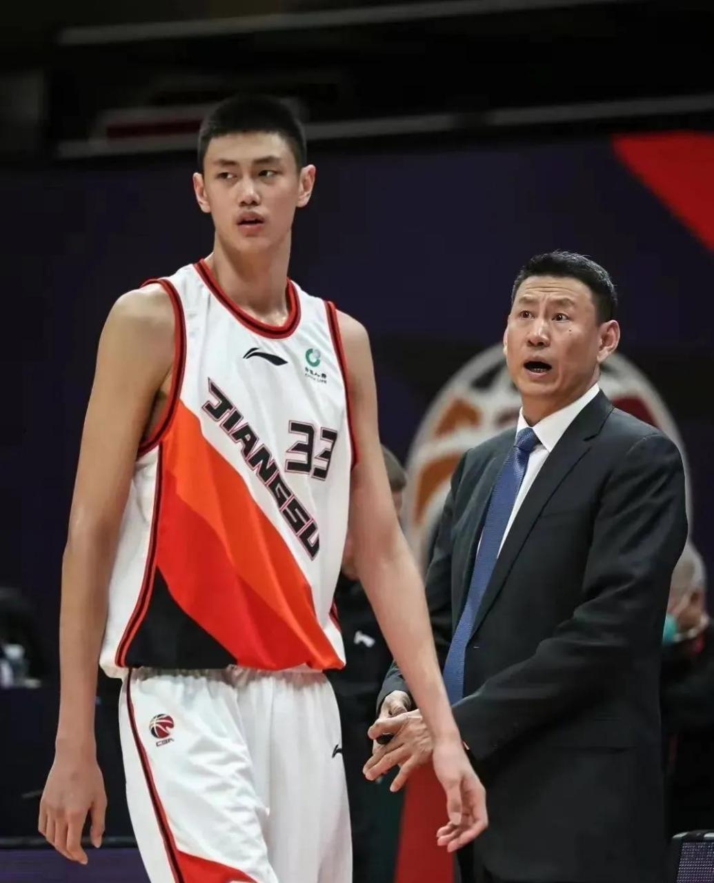 李楠儿子比李楠看起来高一头啊,李楠身高198cm,目测李楠儿子有两米