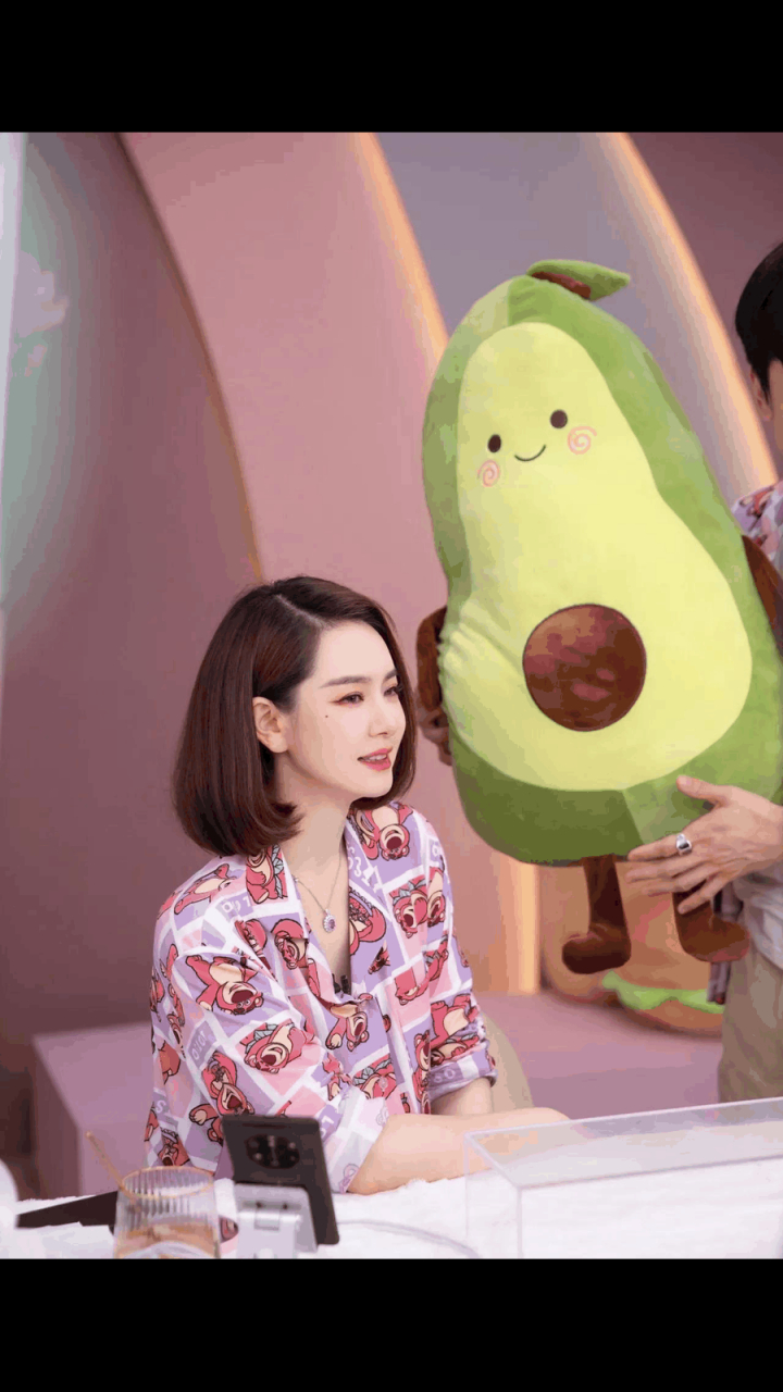 gif创作人# 戚薇和她老公李承铉穿情侣装直播带货,戚薇一改往日的