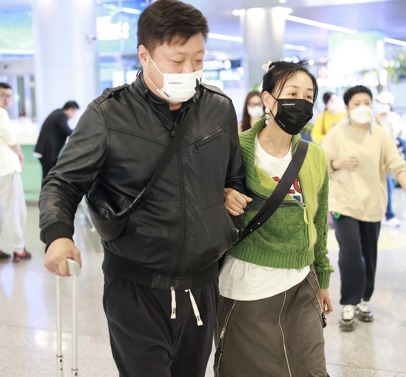 今天那英和音乐总监刘卓一起现身长沙机场,两位手挽着手,看来是关系很