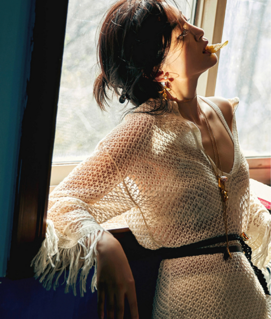 48岁李冰冰秀傲人身材,穿深v针织透视裙,事业线吸睛无数