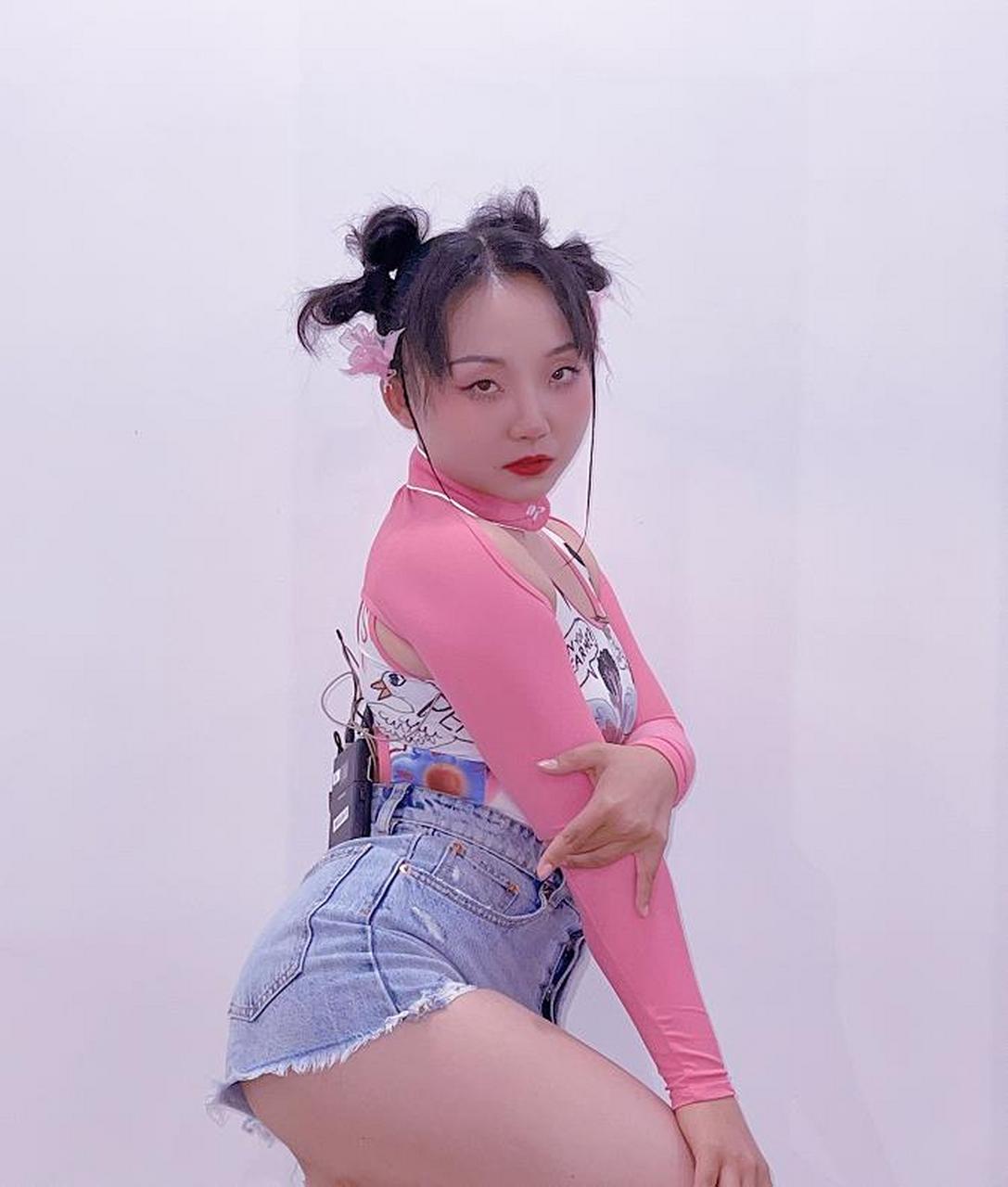 这次居然被辣目洋子的"辣妹"造型美到了,又胖又瘦,身材真饱满
