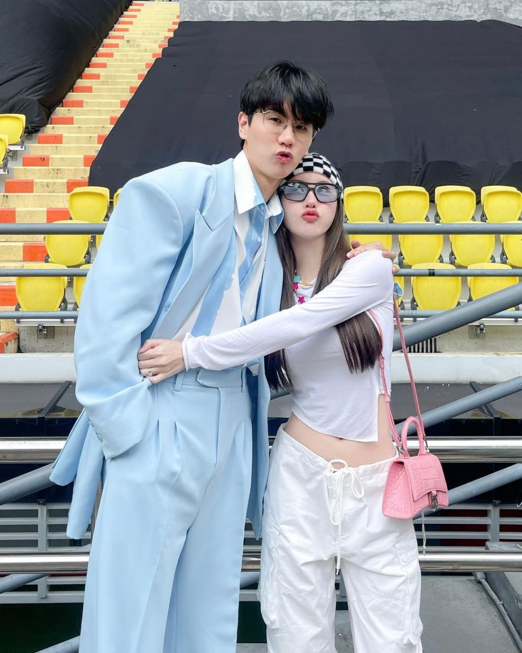 不得不承认,泰国乐队mean band在场上的表演相当炸裂!但那又怎样?