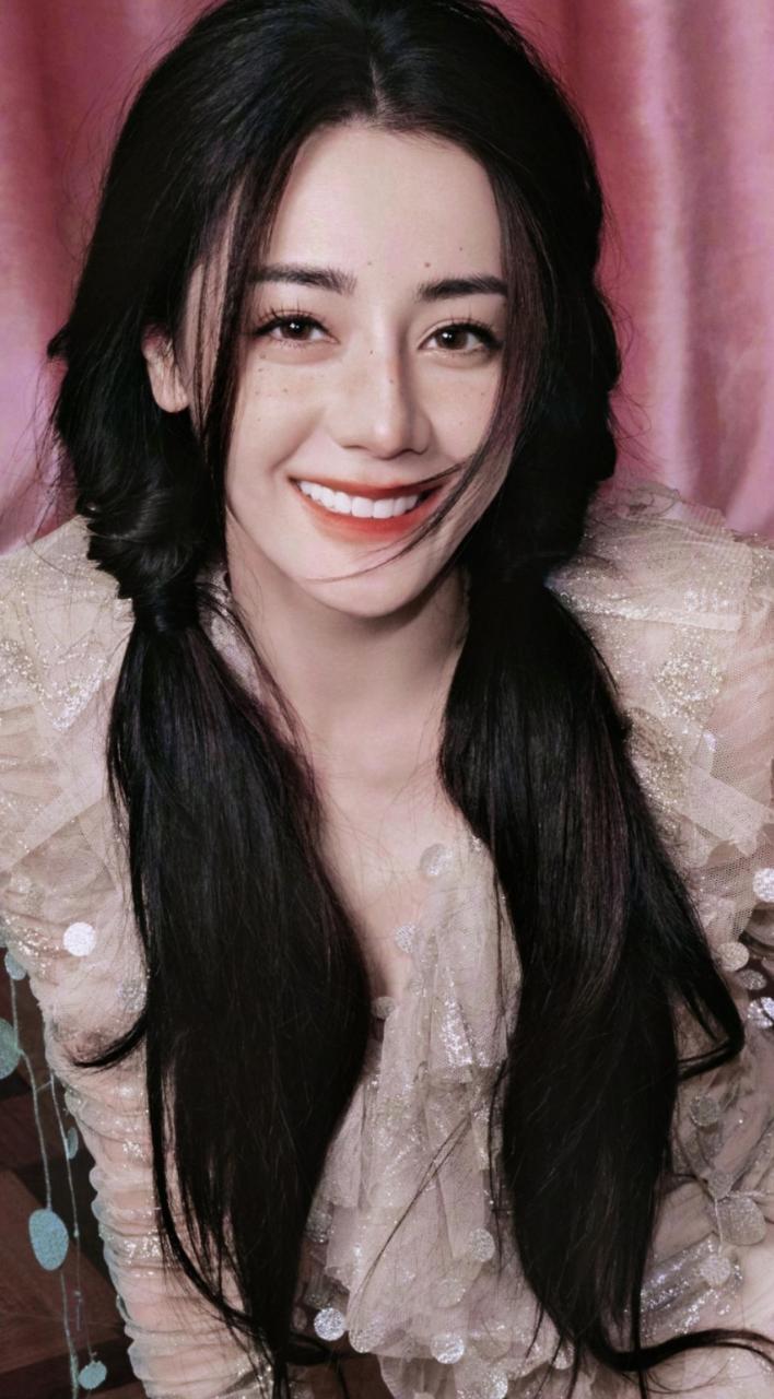 事实证明,雀斑确实是美女杀手,哪怕美如迪丽热巴,点上雀斑也不漂亮了.