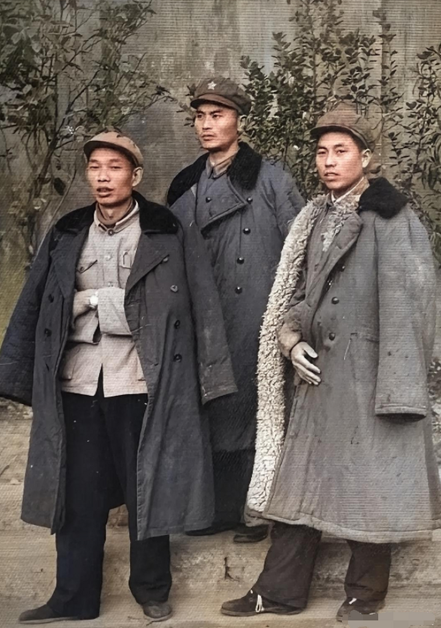 历史老照片: 上世纪六十年代中期,三位干部的留影.