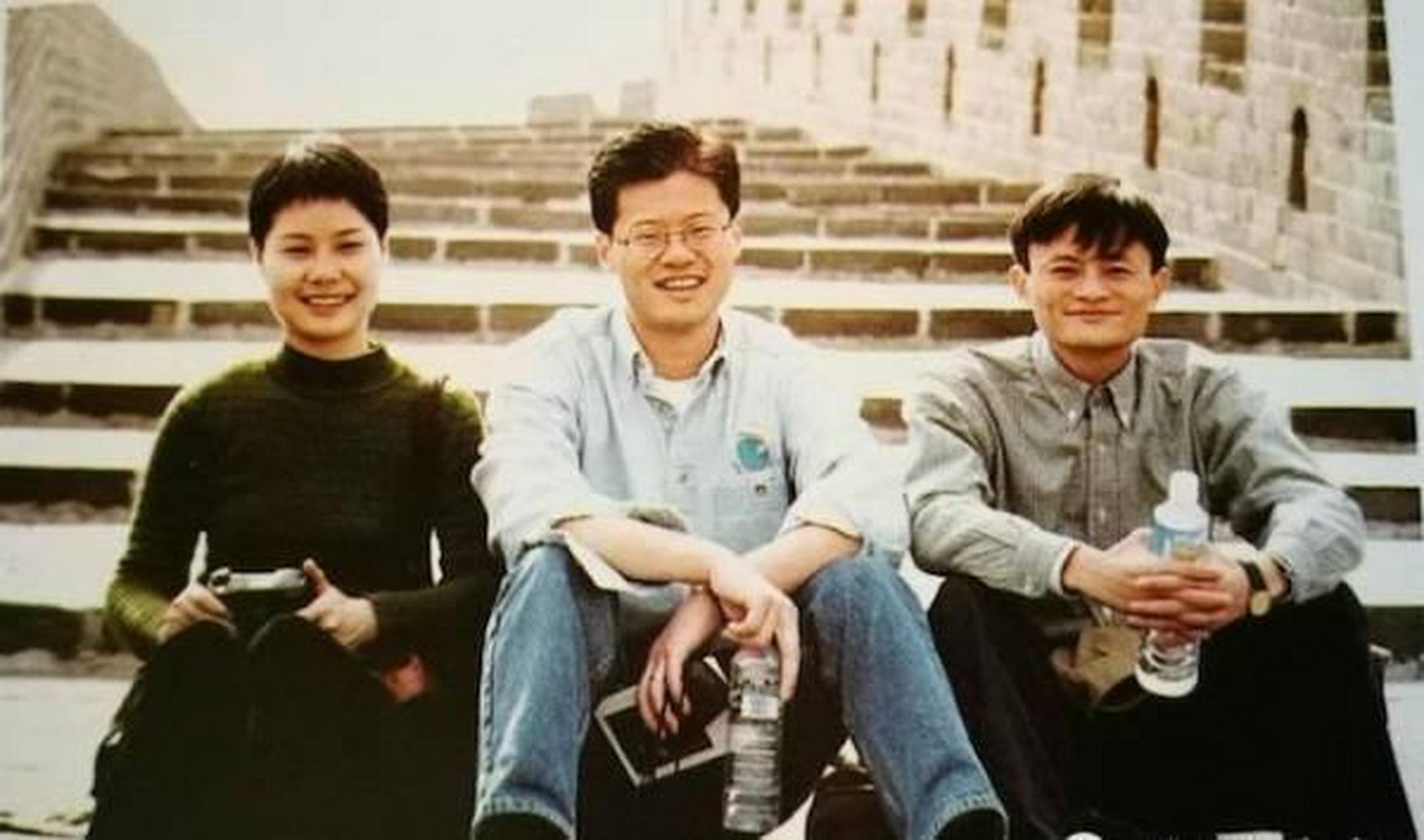 1990年代,马云妻子张瑛的一张珍贵照片,画面中的她留着一头飘逸的长发