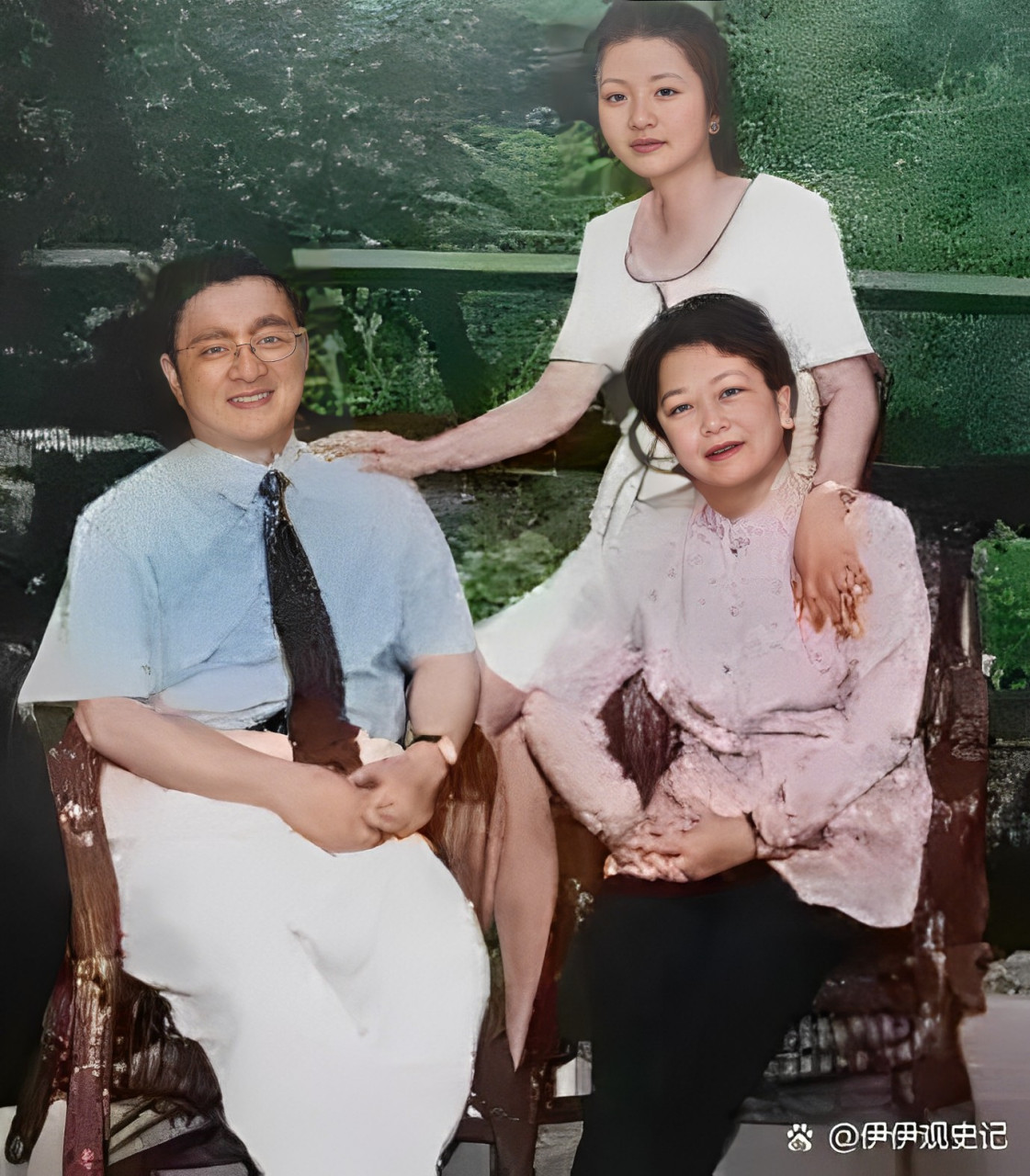 照片中,黄菊举止优雅,妻子余文慧举止优雅,女儿黄凡美丽大方,突出了