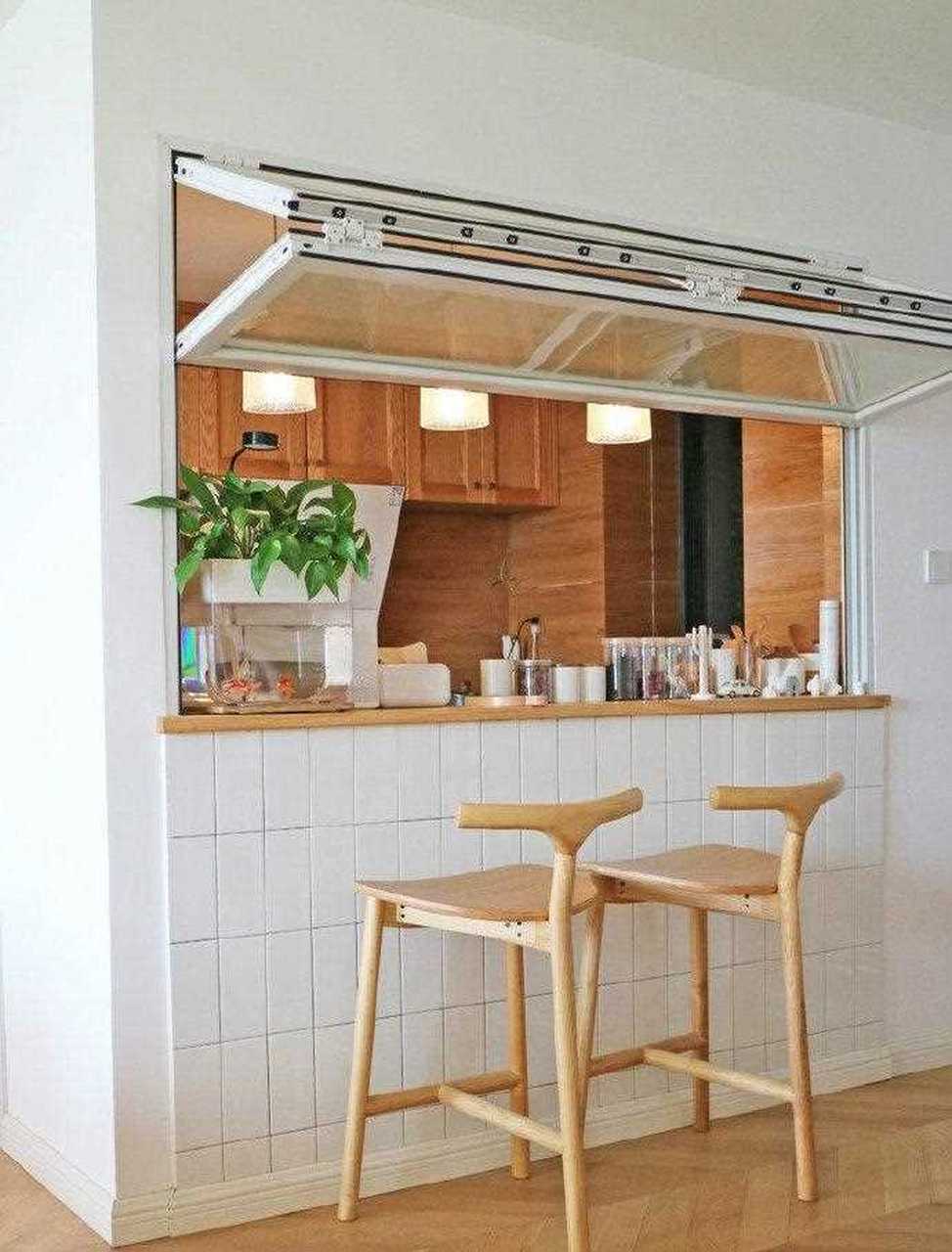 给厨房开个窗,用上折叠窗,小吧台的窗户,增加了家庭的互动性呢!