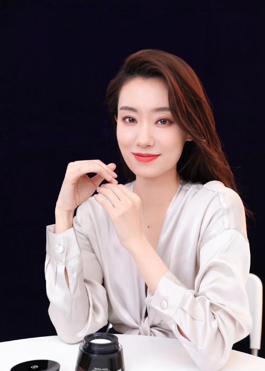 张小斐穿蓝紫色吊带优雅迷人 大秀长腿舒展又自信  4月6日,一组张小斐