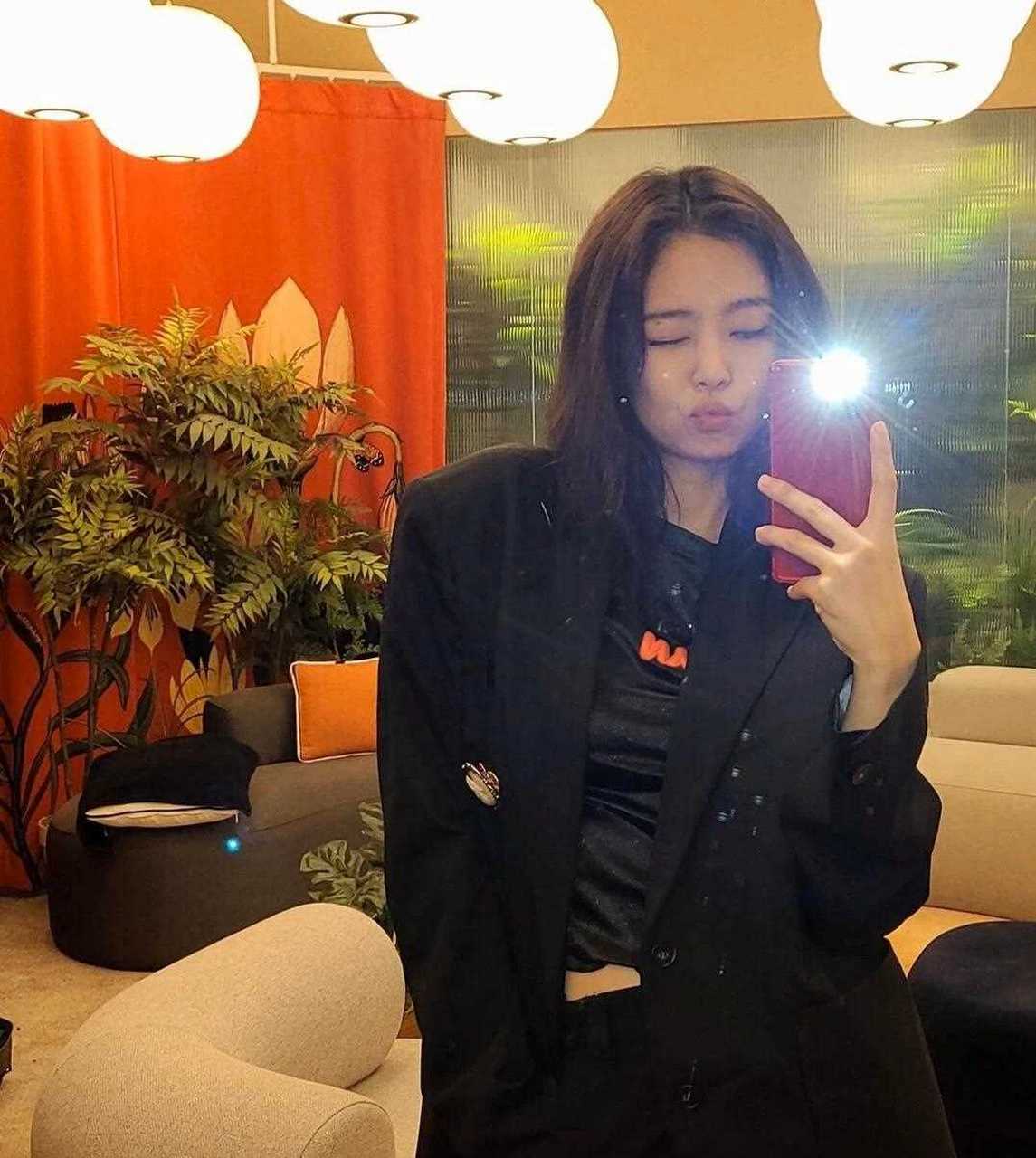 jennie身穿黑色西装外套对镜自拍,整组照片真的是又酷又帅,内搭一件亮