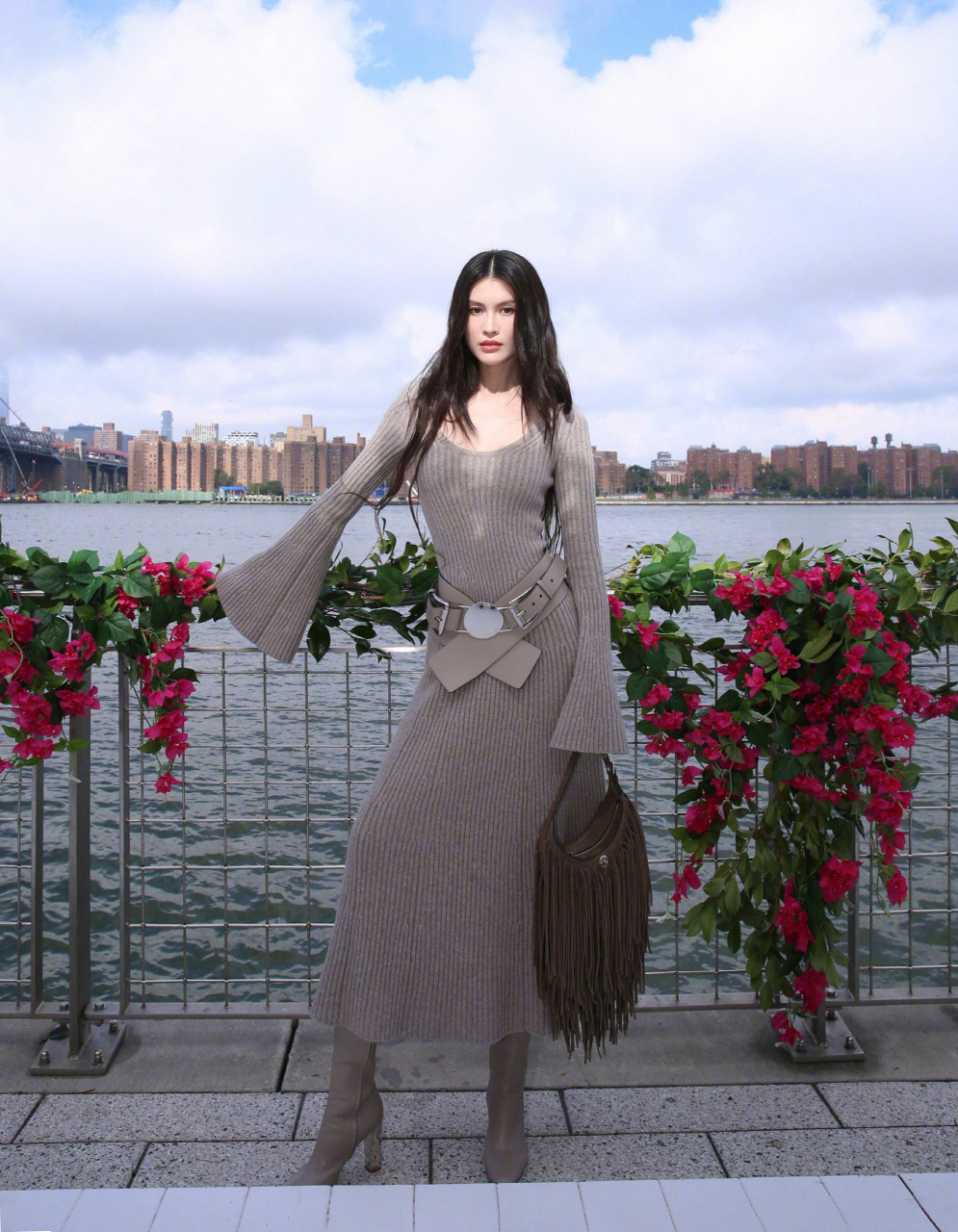 何穗纽约街拍,针织长裙搭配同色系高跟长筒靴, 虽然很高,但是骨架细