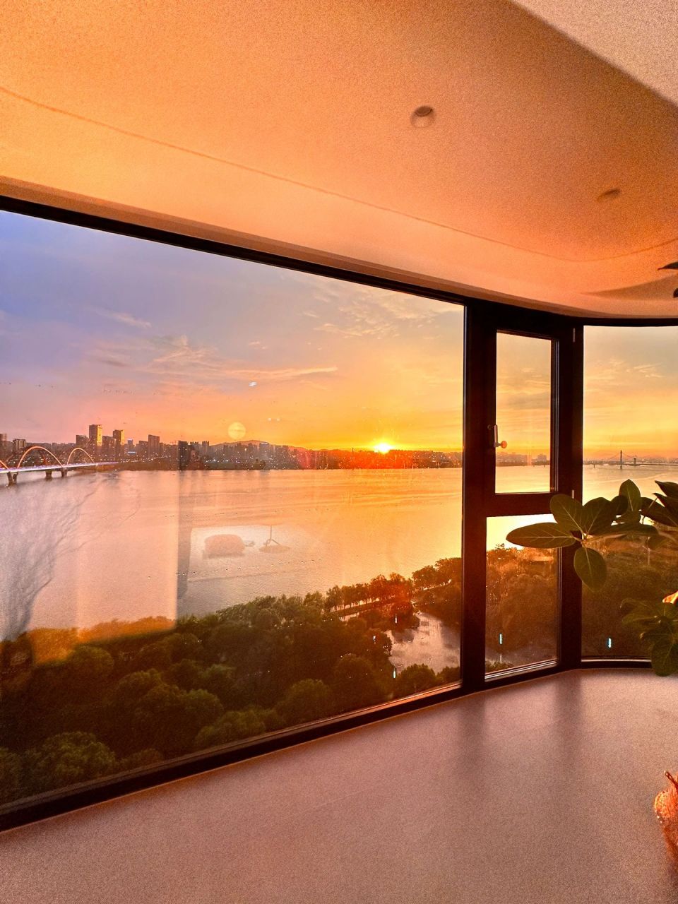 湖南发现一户人家的新房,因超长落地窗而圈粉无数,全屋舒适得让人羡慕