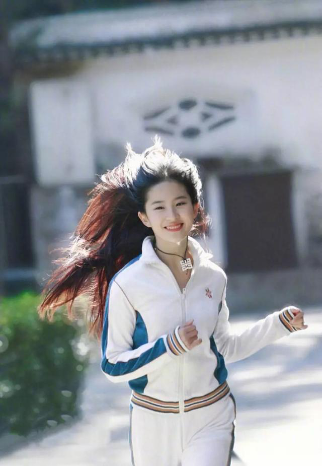 刘亦菲陪伴着很多80后90后长大,那个时候的刘亦菲是很多人的女神.