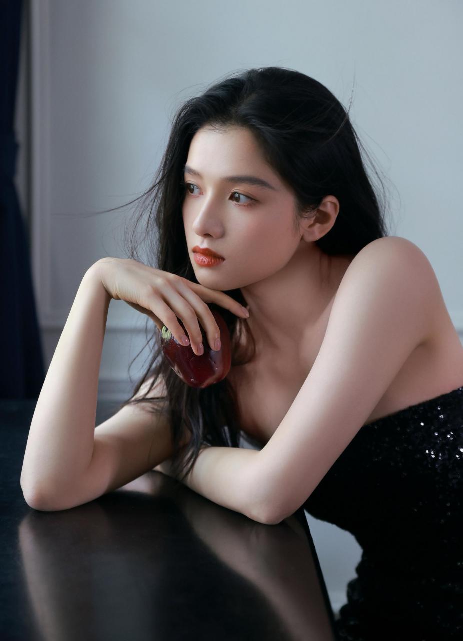 张婧仪卷发红唇亮片抹胸裙写真,好辣好美,一双长腿真实又抢眼