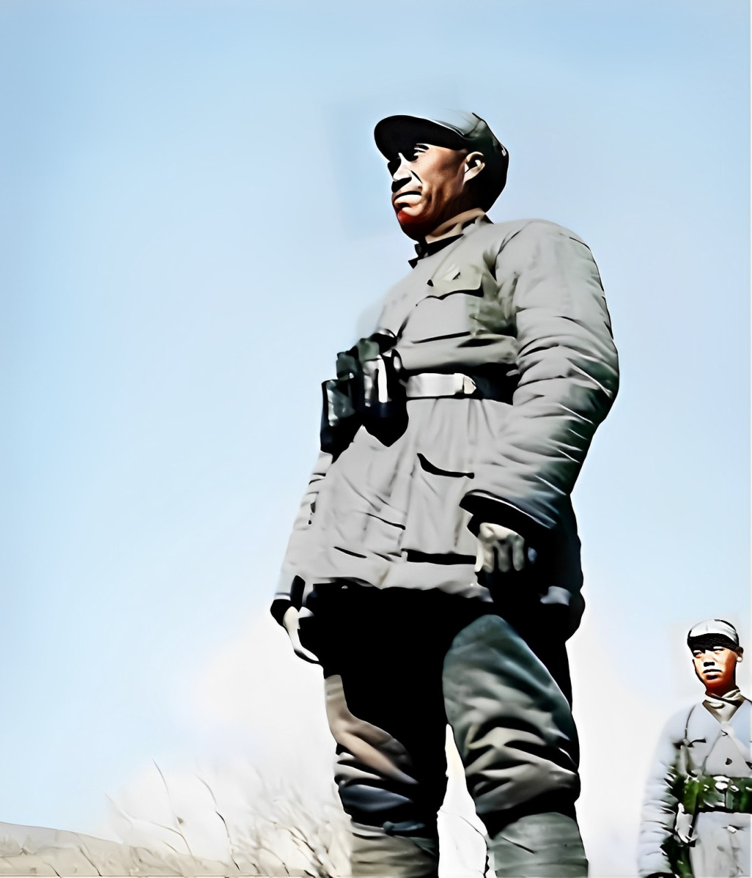 抗日战争时期,朱总司令向奔赴战争前线的八路军特·战士致敬.