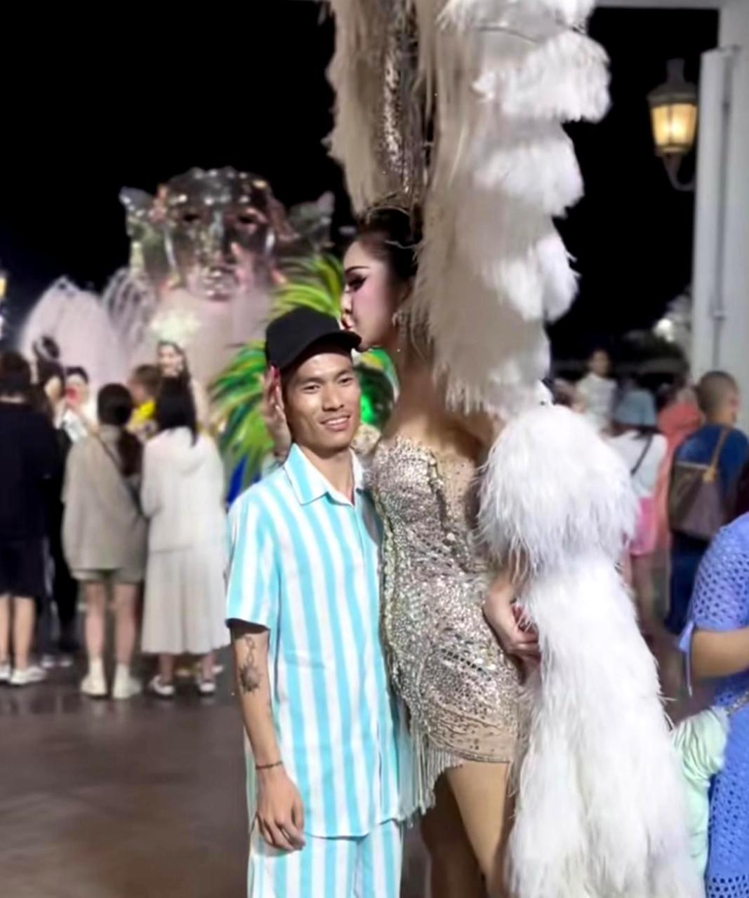200块钱在泰国旅游时与人妖合影,您认为这个价格合理吗?