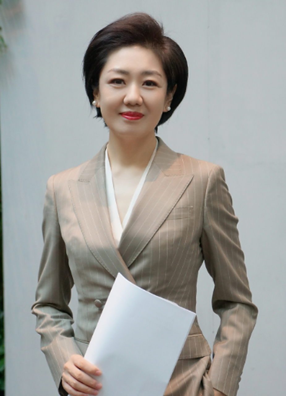 女主持人齐奇发文抱怨:女主持人真的要很瘦很瘦,上镜才是个正常人.