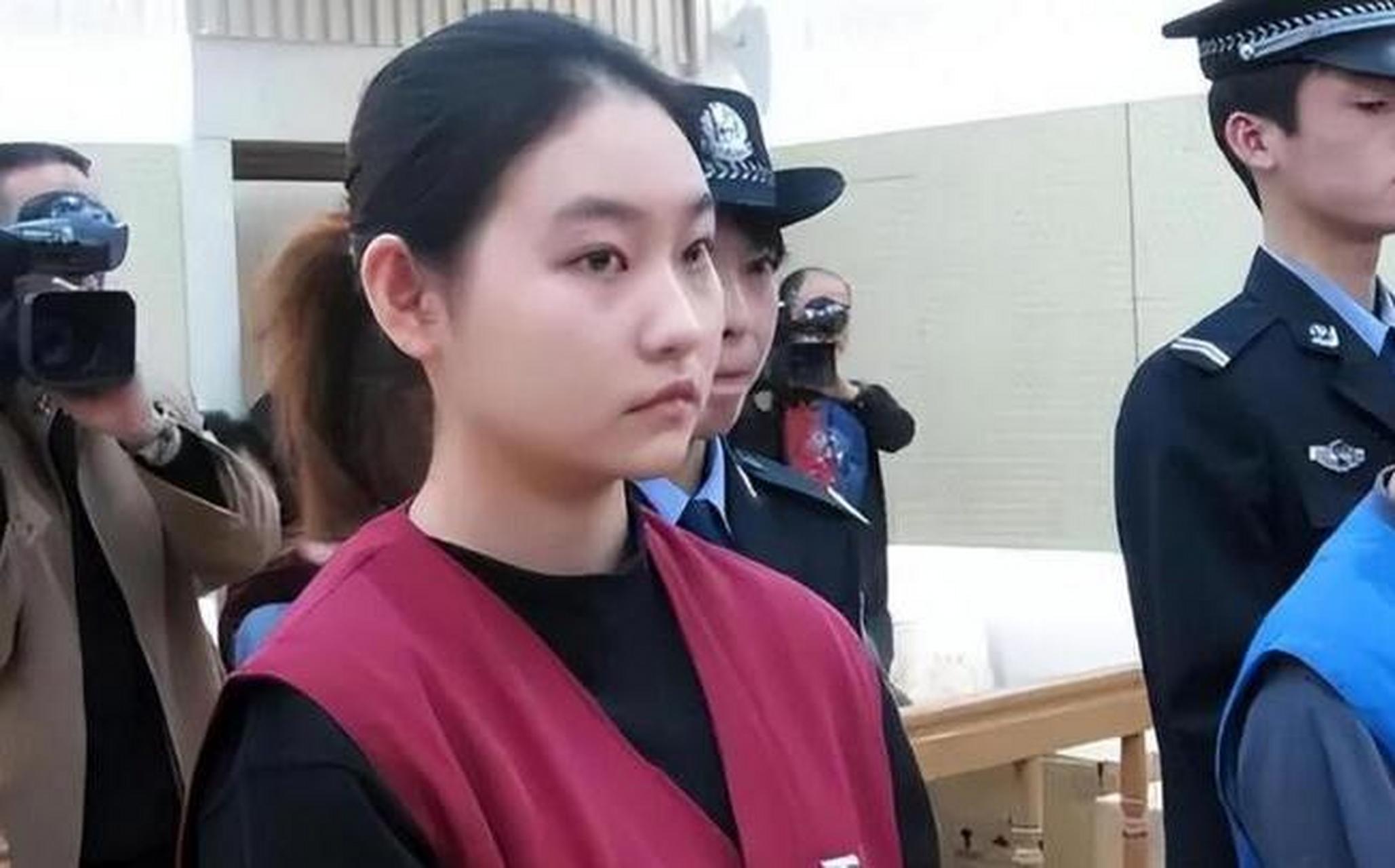 2006年,19岁的北京女模特张笑在审判现场的场景.