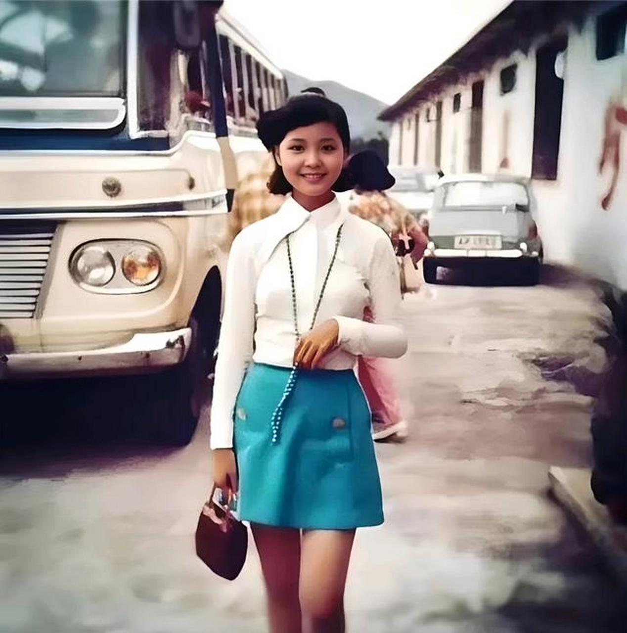 70年代,一个美丽的女孩,在台湾街头的珍贵留影.