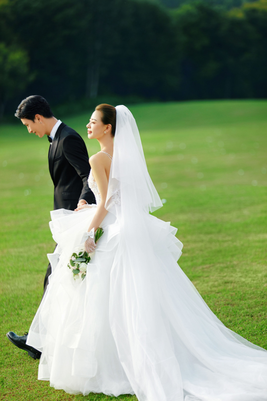 2023全网必拍婚纱照风格 森系草坪婚纱照,出片不出错 #摄影作品
