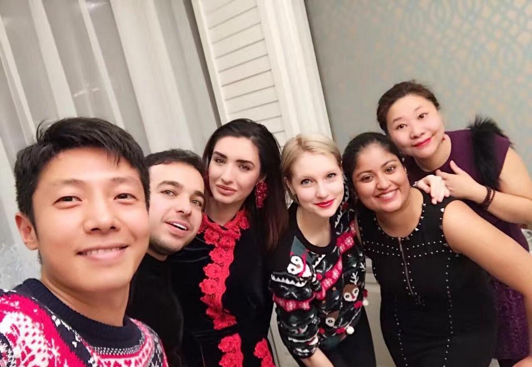 撒贝宁是大家很喜欢的主持人,他的老婆李白也十分优秀,一头金发配上