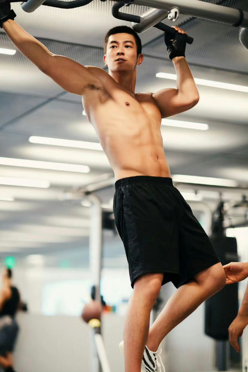 杜江身材,宽肩不愧被称为双开门冰箱,真的是要颜值有颜值,要身材有