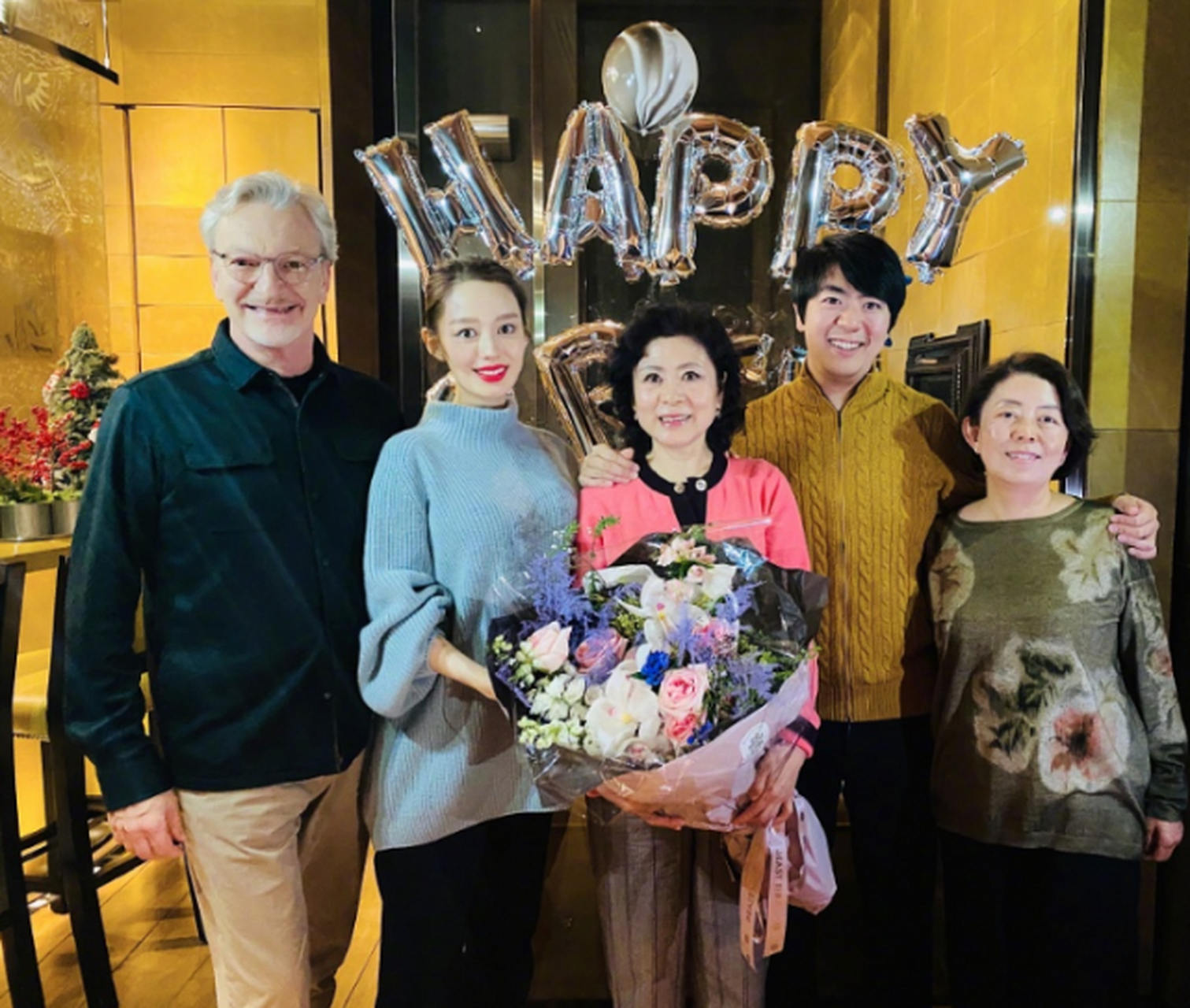 吉娜爸爸是德国人,而妈妈是韩国人.