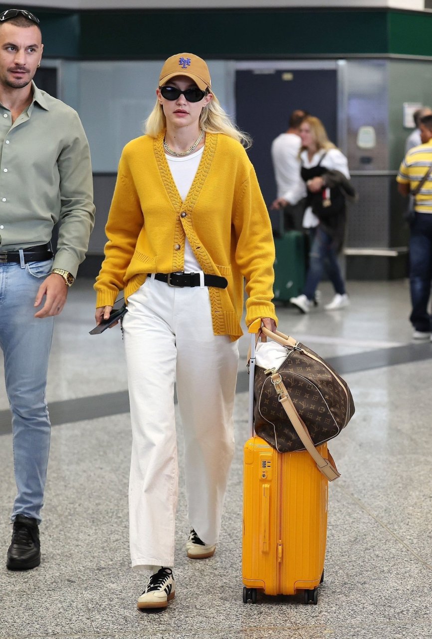 超模gigi hadid米兰机场街拍!#九月动态激励计划