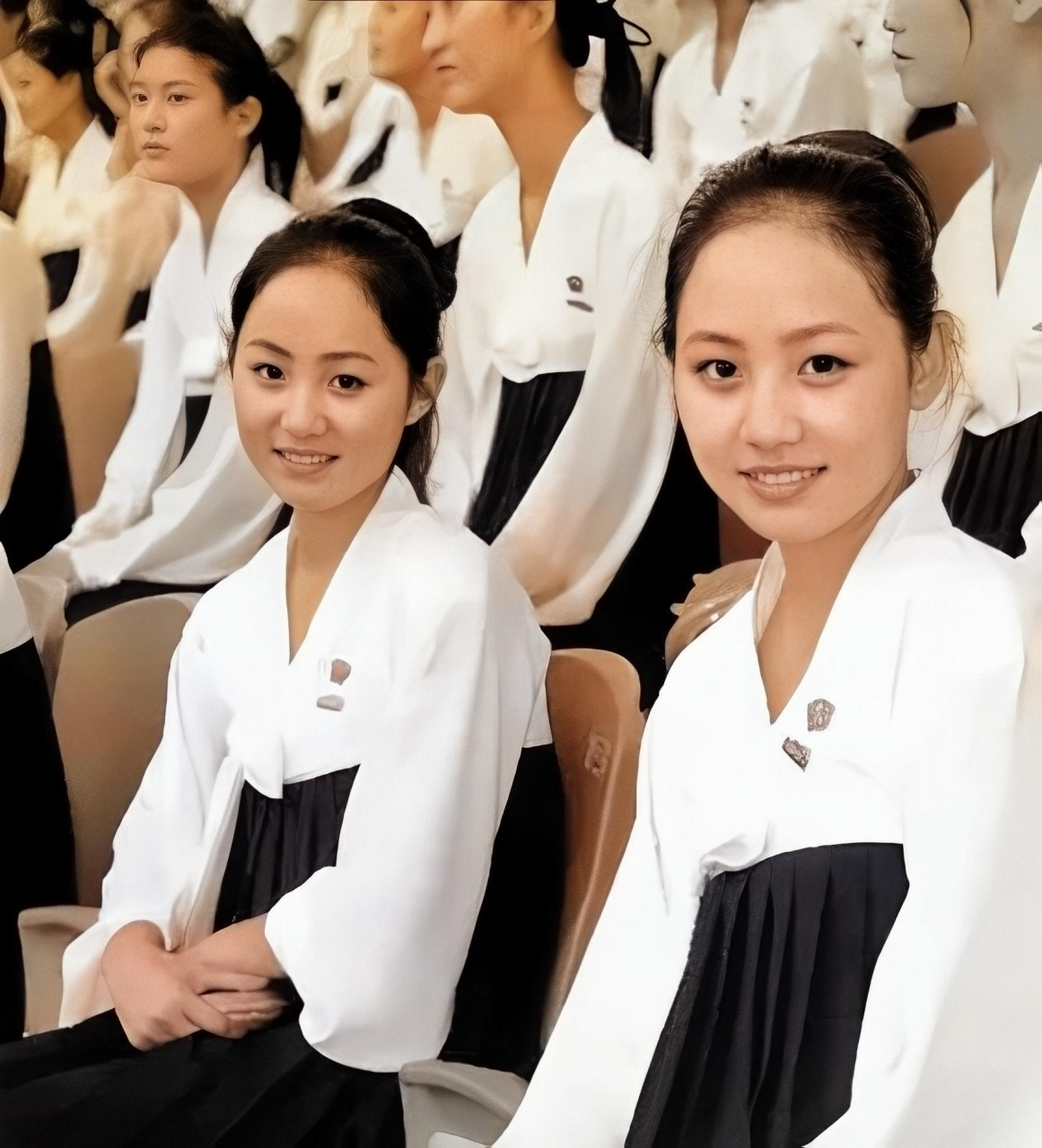 90年代的朝鲜女孩,左边的两个女孩是美丽的可人,圆脸带着青春的光芒