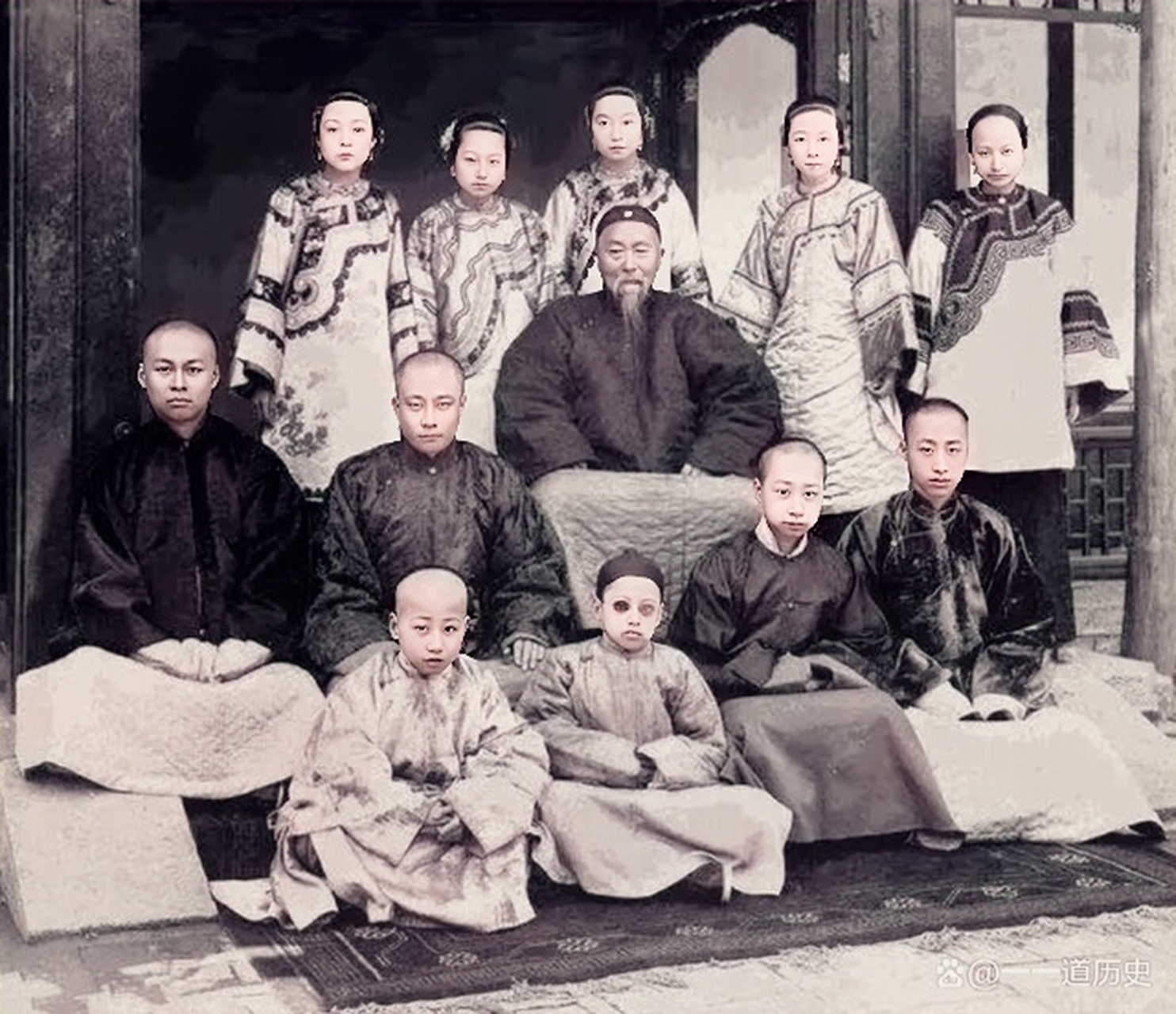 1892年,李鸿章侍妾冬梅留下的照片,冬梅原先出自于官宦之家,不但相貌