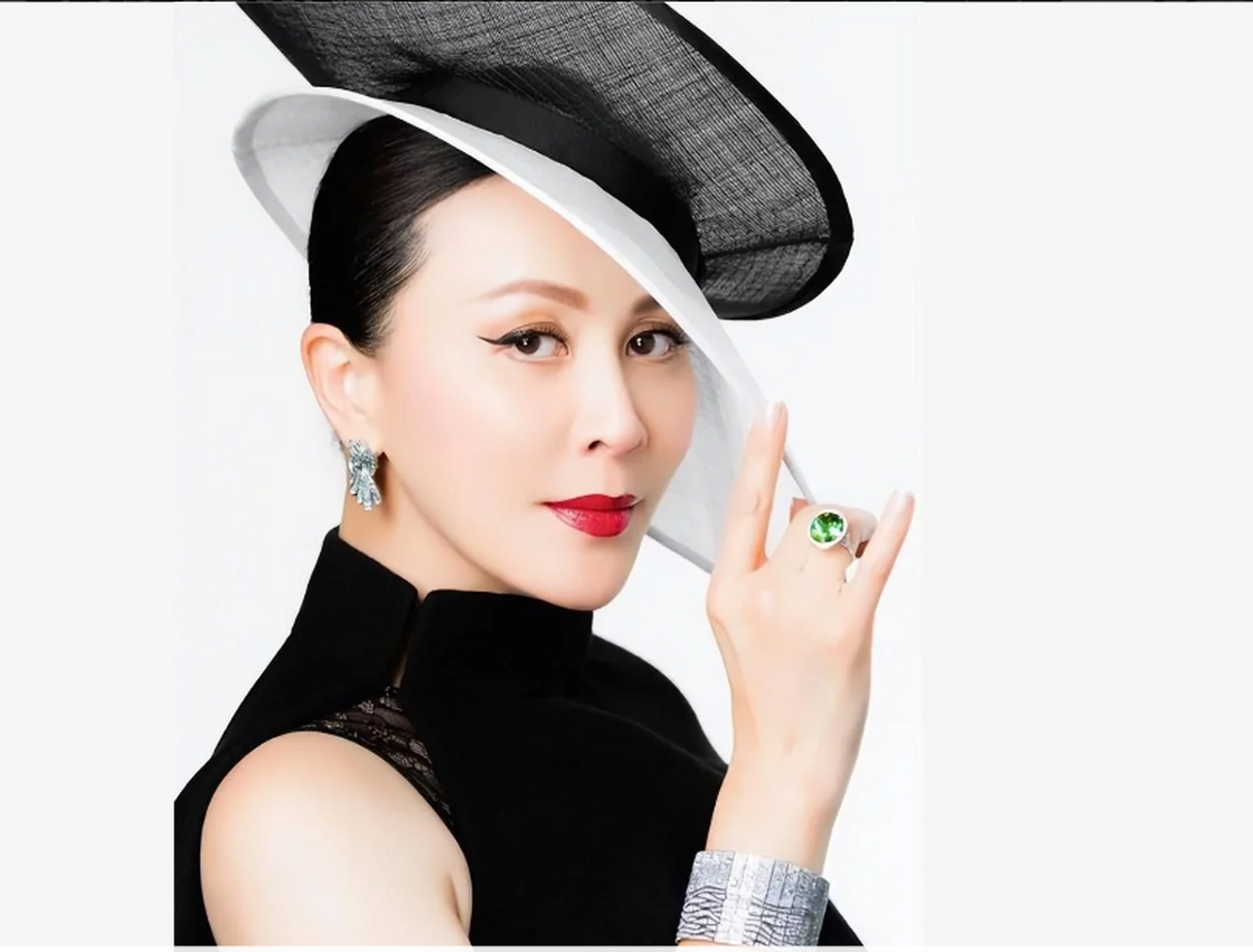 57岁刘嘉玲与世界冠军儿子合影,举止亲密,男方意外撞脸康康