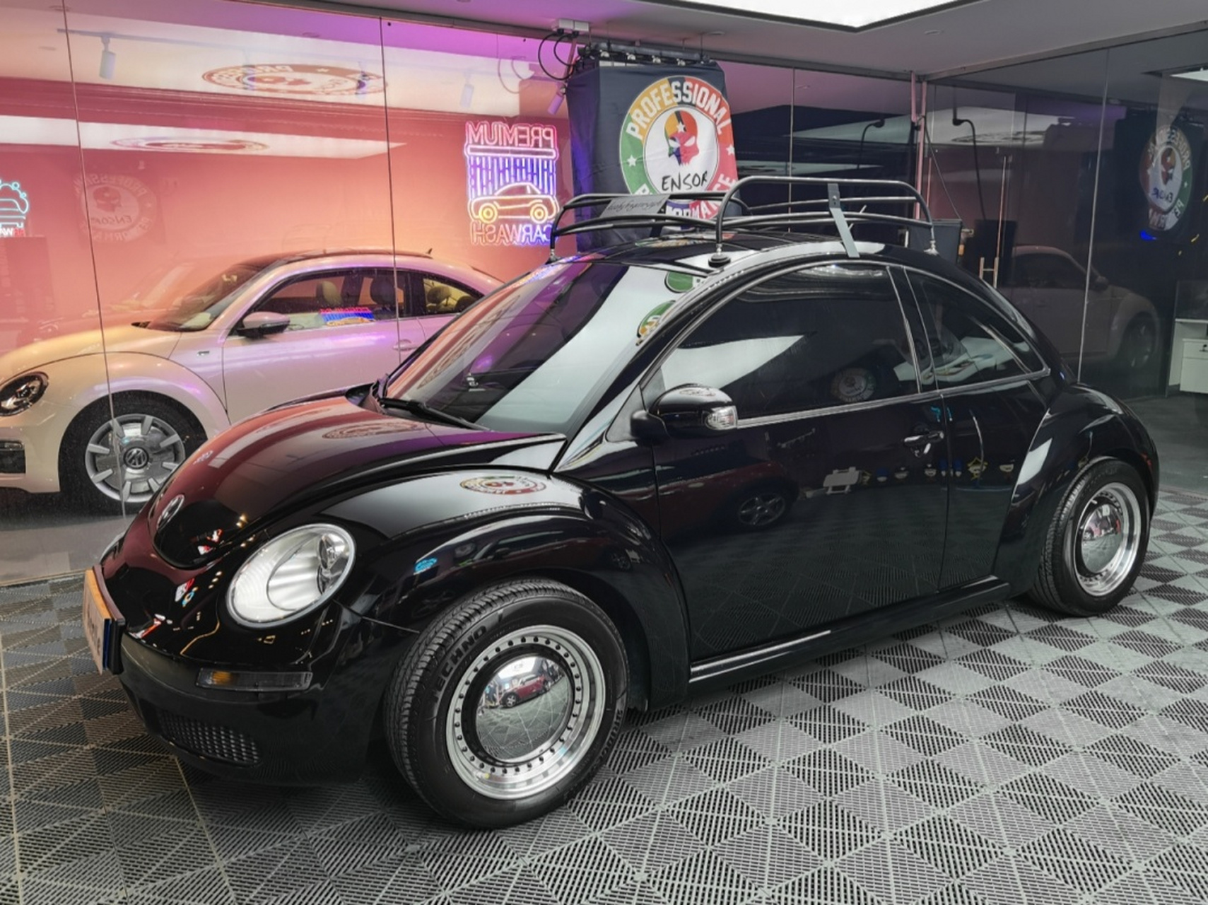 甲壳虫穿上黑武士也来凑凑热闹,整车用了黑色油蜡皮和黑色翻毛皮还有