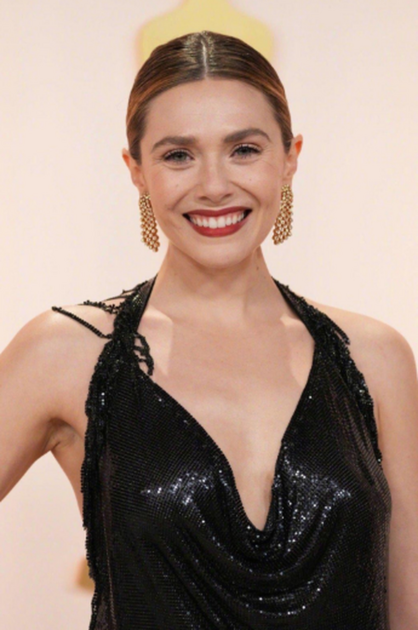 伊丽莎白·奥尔森一身黑色珠片礼服亮相第95届奥斯卡红毯,尽显优雅