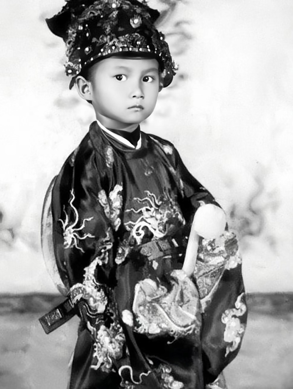 这是一张越南末代皇太子阮福宝龙的旧照,他出生于1936年,是越南末代