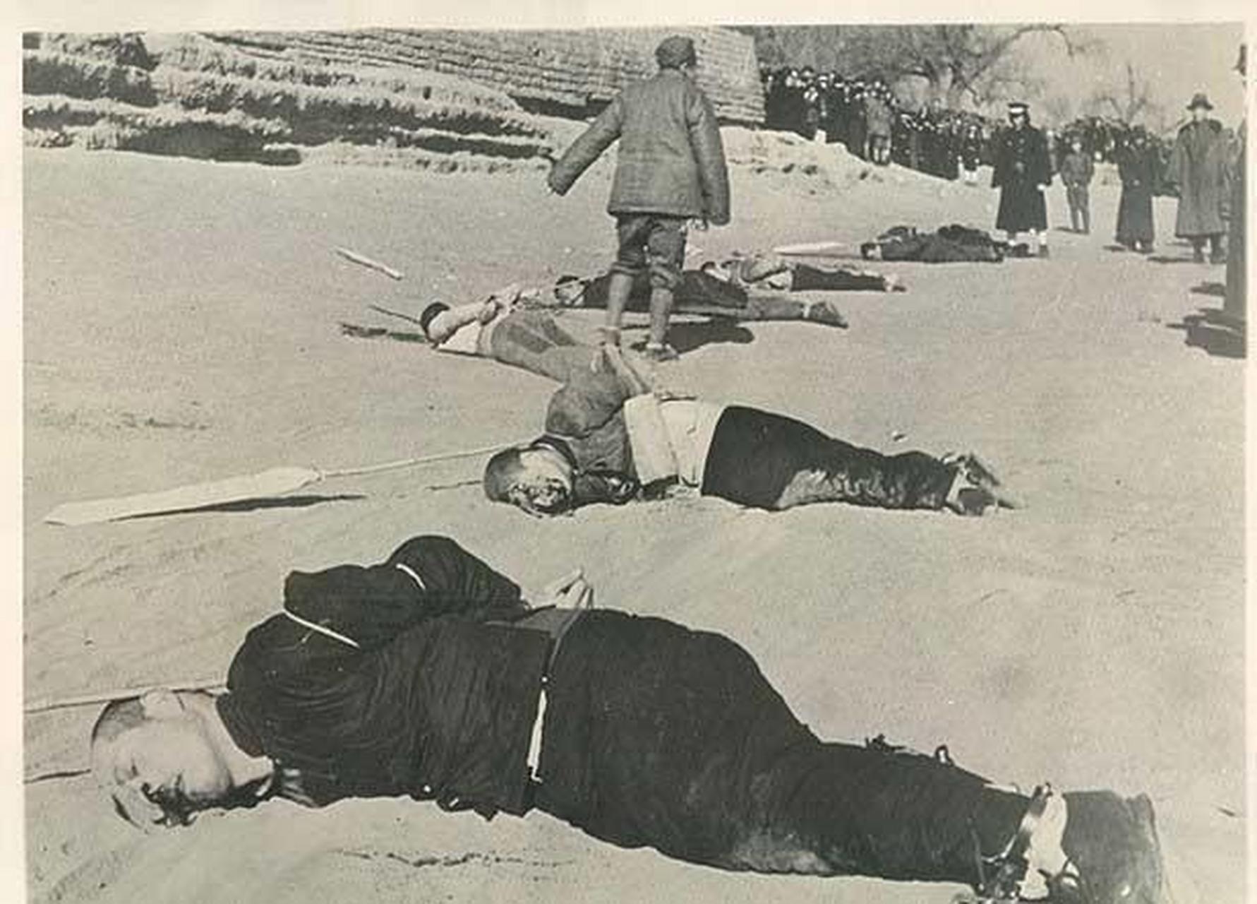 抗战初期枪决汉奸现场老照片