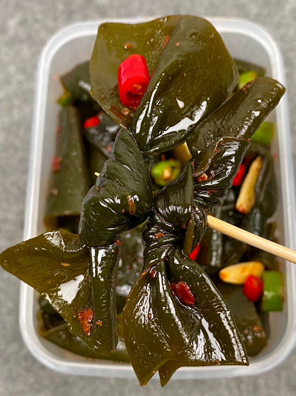 如果你想尝试一道健康又美味的凉菜,这道凉拌海带结绝对是一个不错的