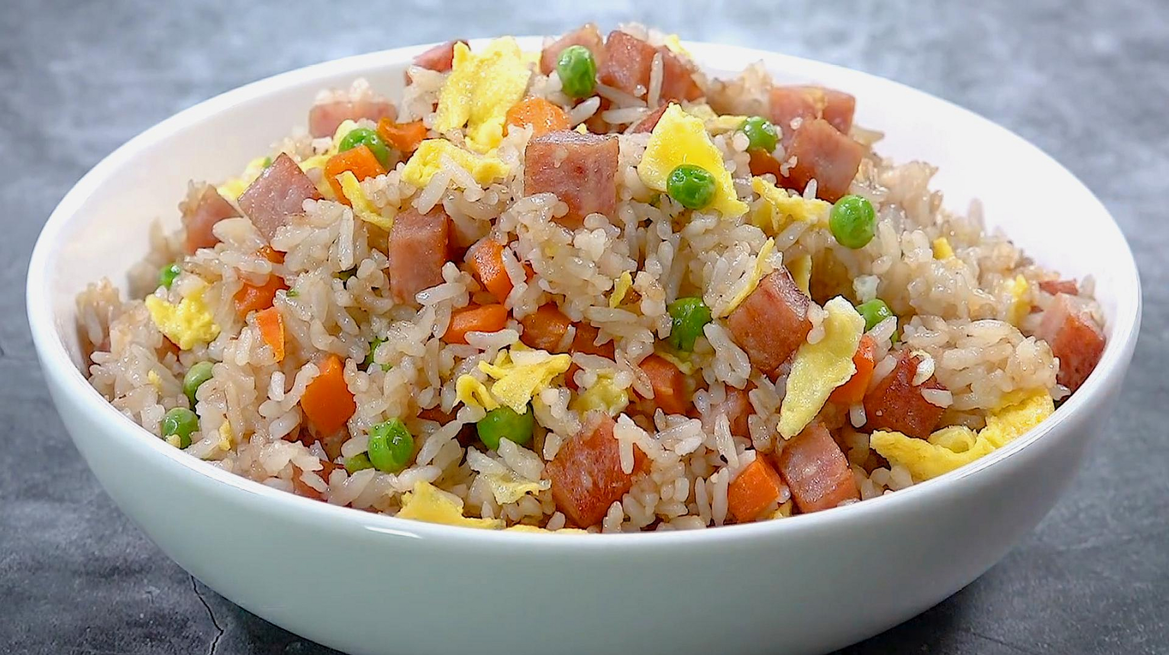 网红美食家王刚发布蛋炒饭的视频,然后有人说涉嫌侮辱英烈,我始终是想