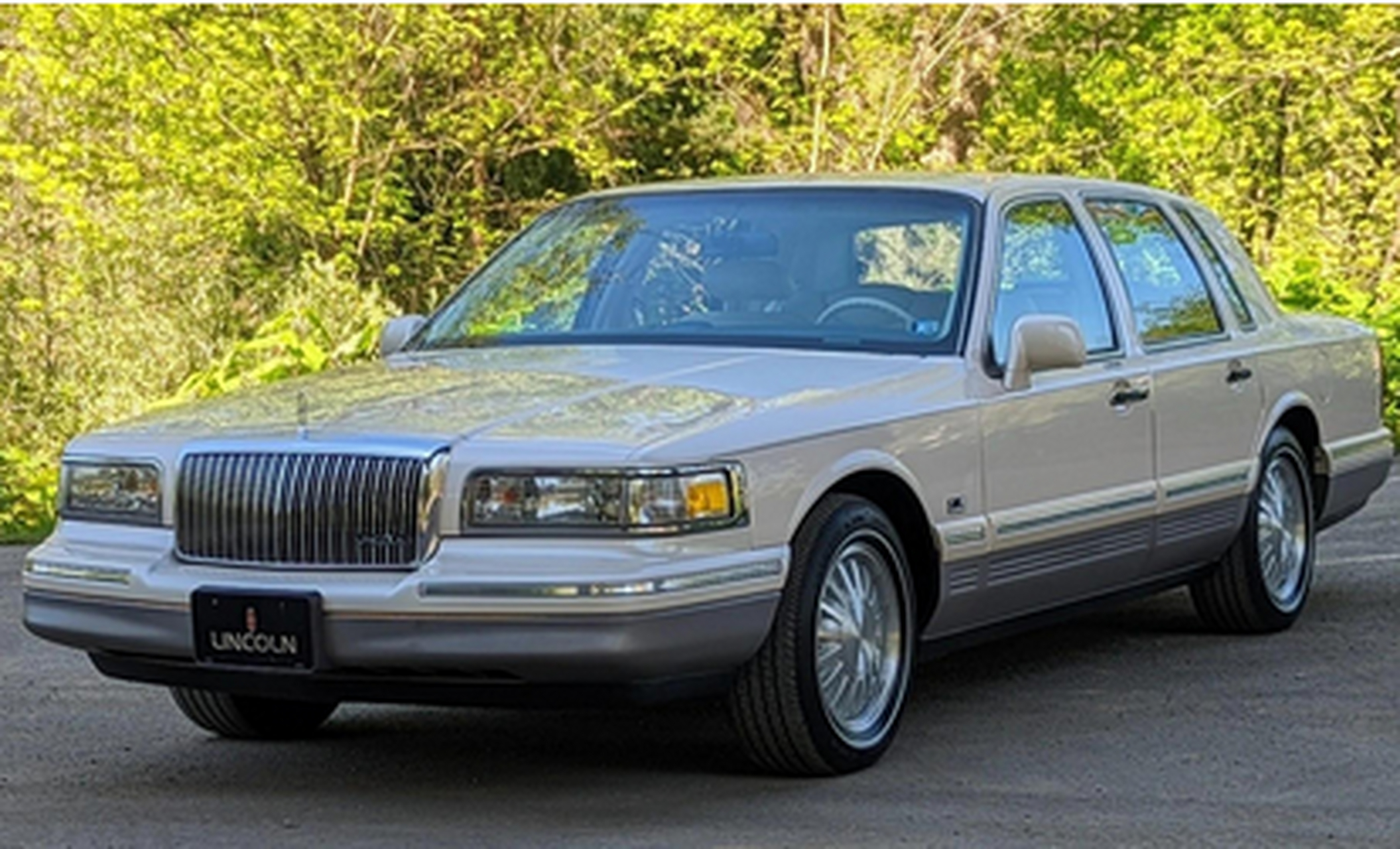 1989年林肯推出第二代lincoln town car,采用了新的,更现代的设计