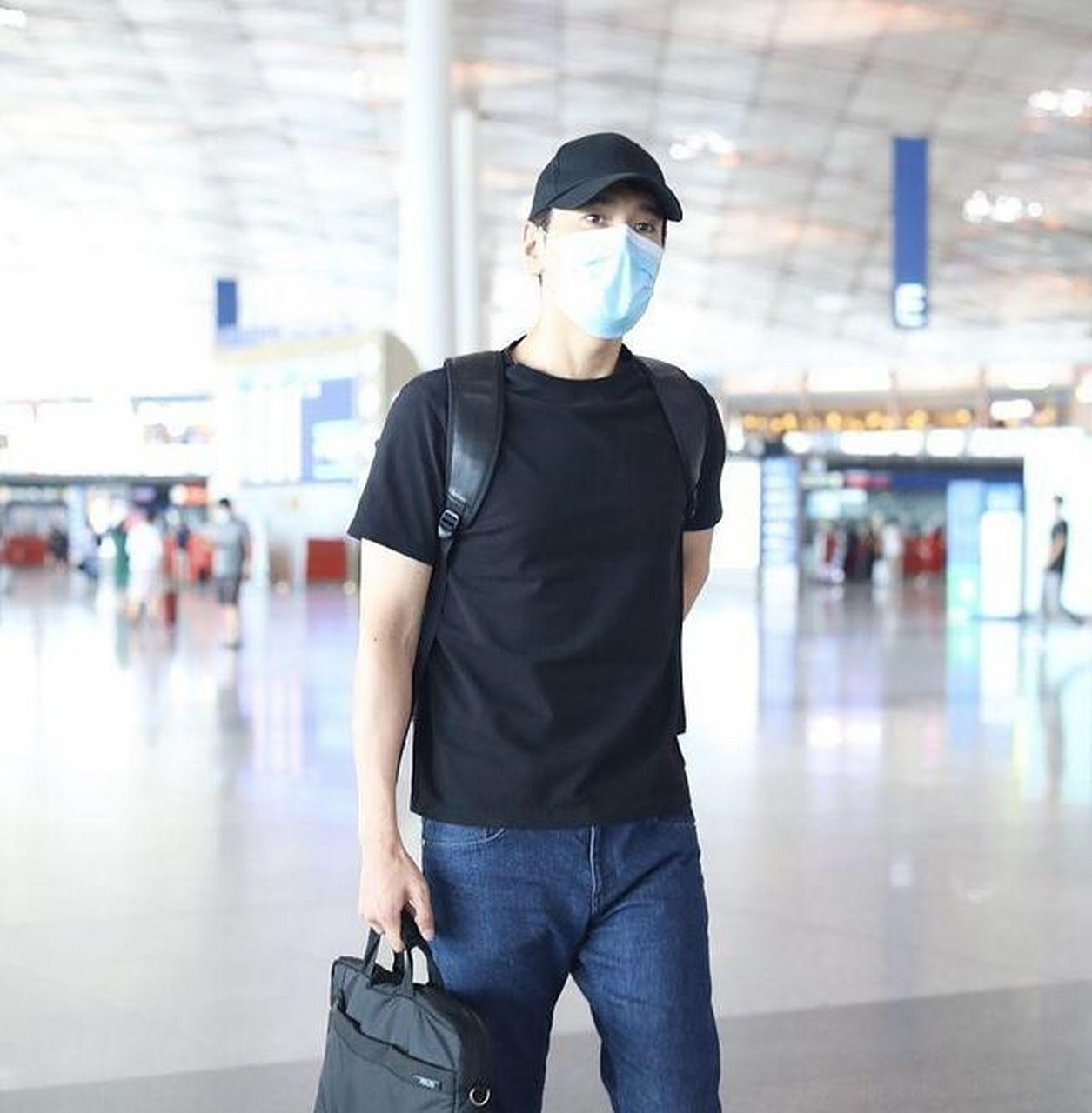 大家可以根据男明星赵又廷的t恤搭配来找到适合自己的搭配方式,赵又廷