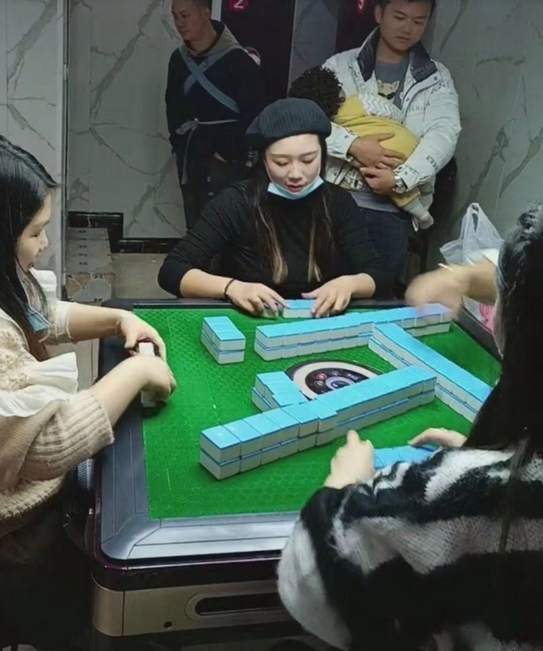 还是四川女人最好命,自己打麻将,老公带孩子